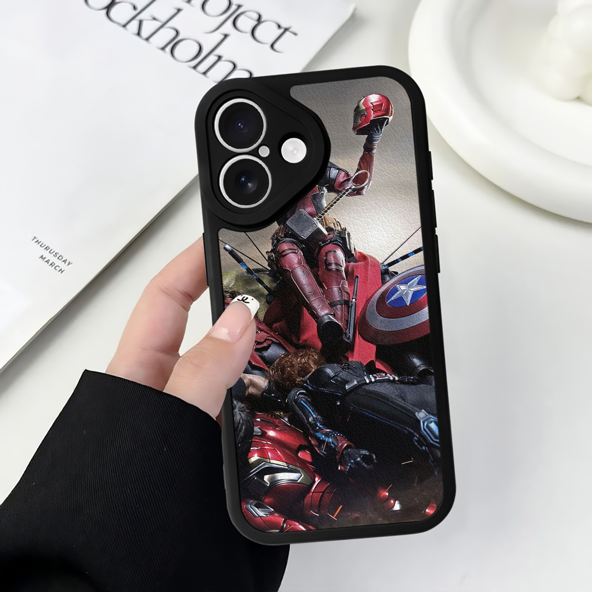（画像用） Deadpool デッドプール 【iPhone 16シリーズ対応】シリコンスマホケース（レザー調） 材質：シリコン